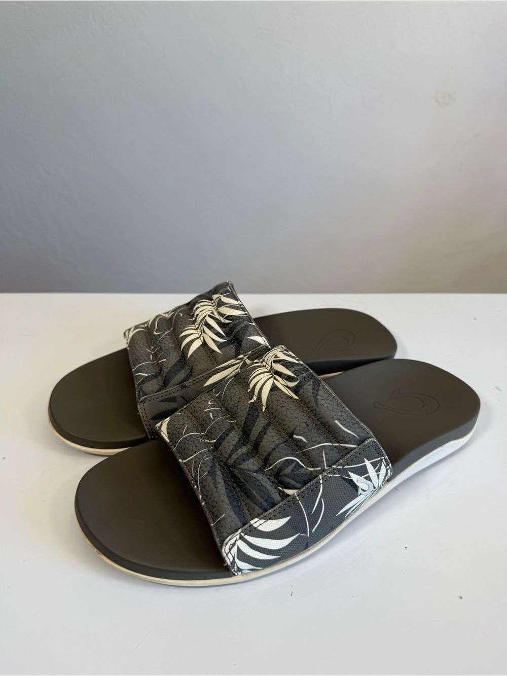 OluKai Maha 'Olu Olive Green Palm Print Slide Sandals 9.5